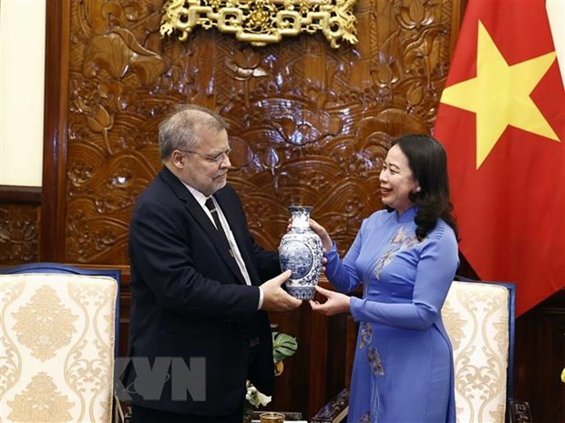 Quyền Chủ tịch nước Võ Thị Ánh Xuân tặng quà lưu niệm cho Đại sứ Brazil Fernando Apparicio da Silva. (Ảnh: Thống Nhất/TTXVN)