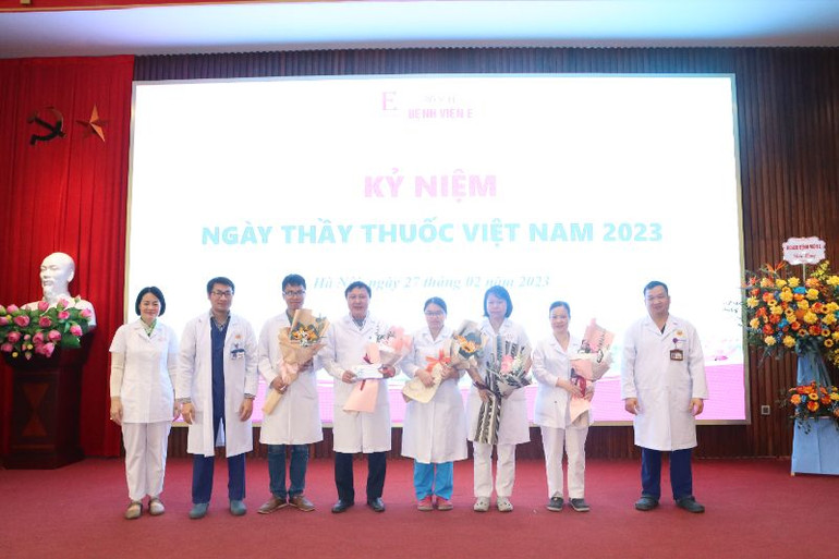 Giám đốc Nguyễn Công Hựu đã quyết định khen thưởng cho tập thể kíp trực, phẫu thuật.