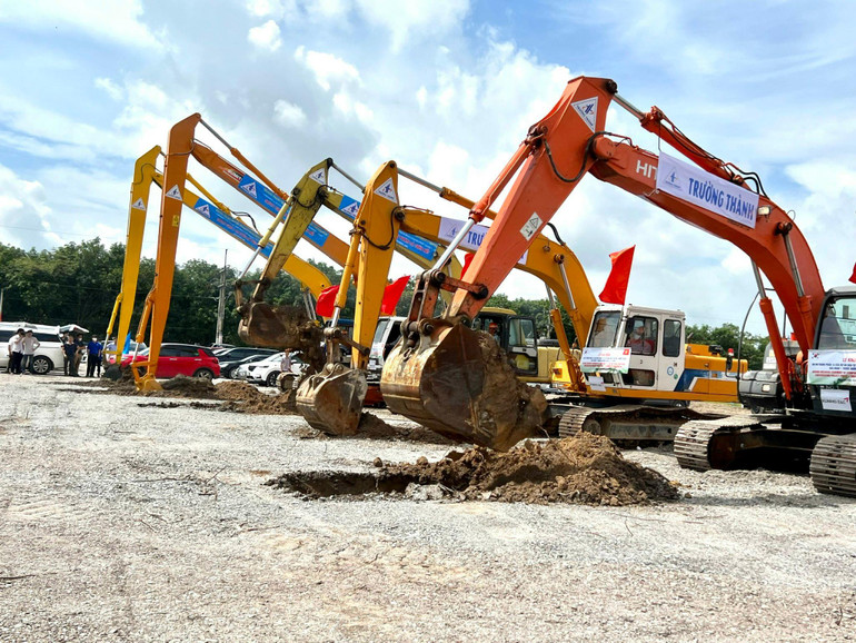 Công nhân tổ chức phương tiện thi công tại công trường.