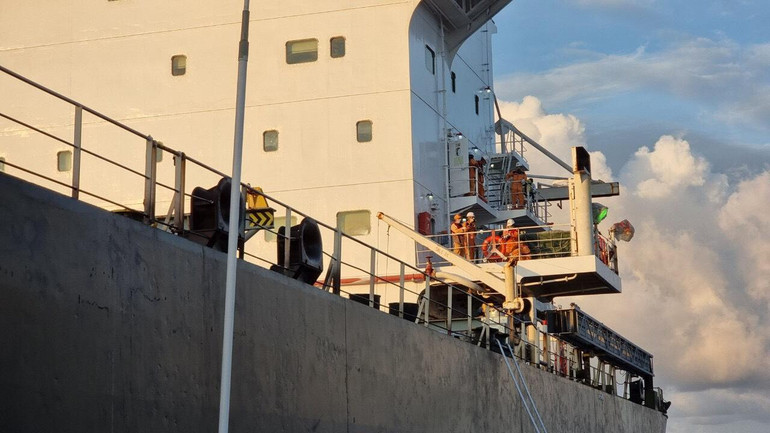 Tổ tìm kiếm cứu nạn thực hiện nhiệm vụ trên tàu WU ZHOU 8.