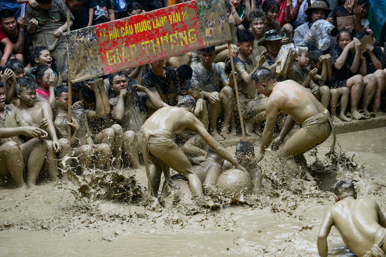 Các quân cầu cố gắng lôi người giữ hố cầu để giáp của mình đặt cầu vào ghi điểm.