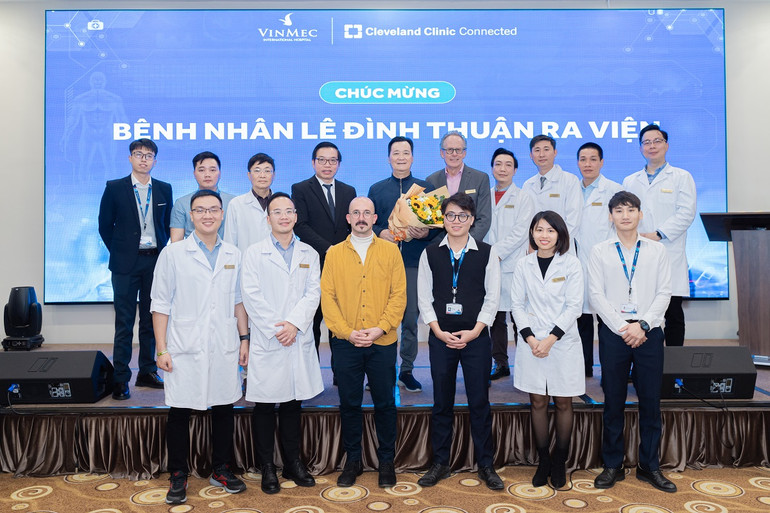 Ê-kíp thực hiện phẫu thuật chúc mừng bệnh nhân Lê Đình Thuận ra viện.