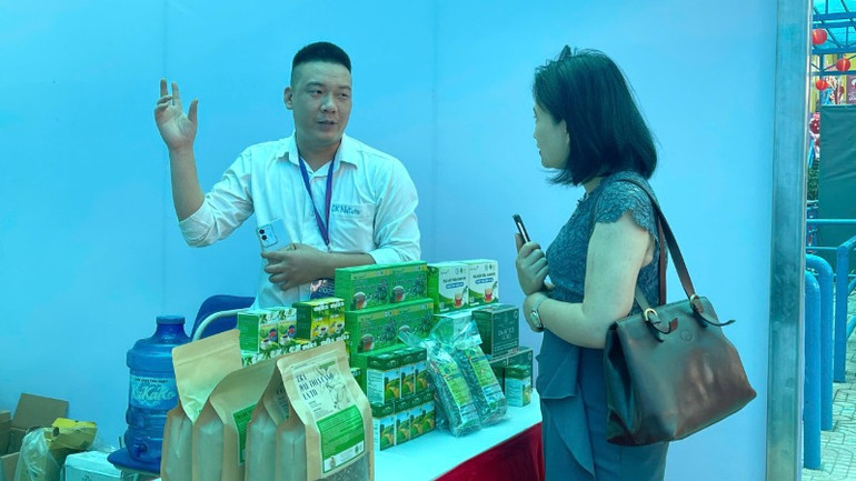 Giới thiệu sản phẩm với khách tham quan hội chợ.