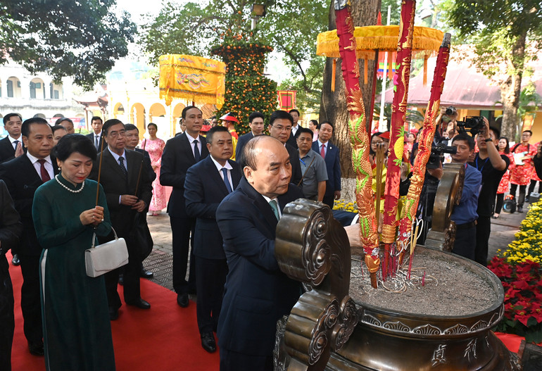 Chủ tịch nước Nguyễn Xuân Phúc và Phu nhân cùng các đại biểu thực hiện nghi lễ dâng hương tại Điện Kính Thiên.