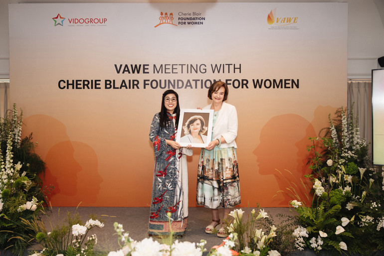 Bà Lê Thị Bích Trân - Phu nhân Thủ tướng Chính phủ Việt Nam tặng bức ảnh lưu niệm cho bà Cherie Blair - nhà sáng lập Quỹ Cherie Blair.