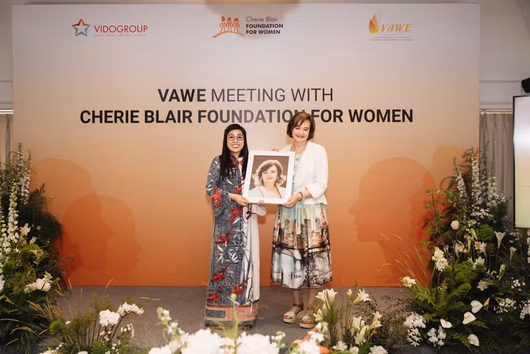 Bà Lê Thị Bích Trân - Phu nhân Thủ tướng Chính phủ Việt Nam tặng bức ảnh lưu niệm cho bà Cherie Blair - nhà sáng lập Quỹ Cherie Blair.