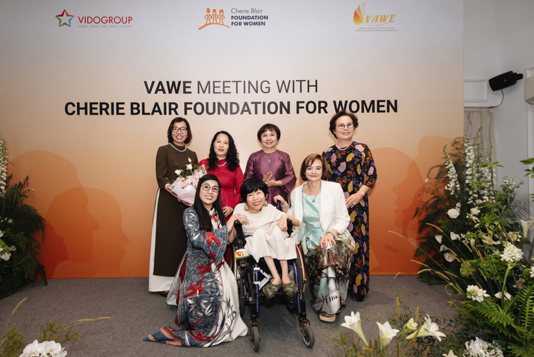 Bà Lê Thị Bích Trân - Phu nhân Thủ tướng Chính phủ Việt Nam và bà Cherie Blair - nhà sáng lập Quỹ Cherie Blair chúc mừng các dự án tiêu biểu của một số nữ doanh nhân.