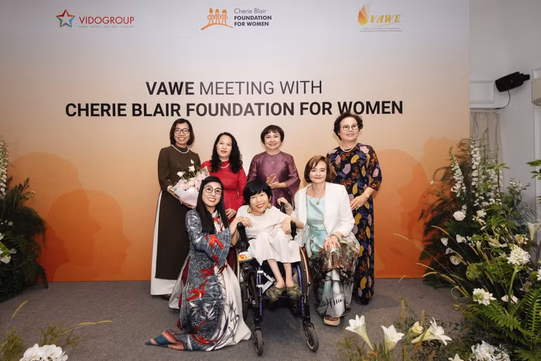 Bà Lê Thị Bích Trân - Phu nhân Thủ tướng Chính phủ Việt Nam và bà Cherie Blair - nhà sáng lập Quỹ Cherie Blair chúc mừng các dự án tiêu biểu của một số nữ doanh nhân.