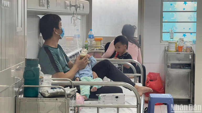 Nhiều trẻ mắc sởi do chưa tiêm vaccine.