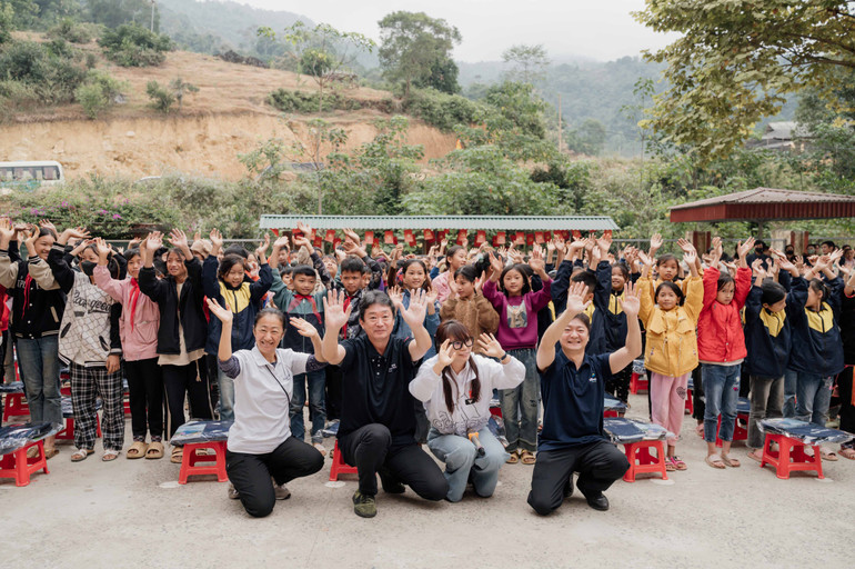 Tổ chức Peace Winds Nhật Bản và bà Đặng Thị Hiền tặng quà cho các em nhỏ ở Văn Chấn, Yên Bái.