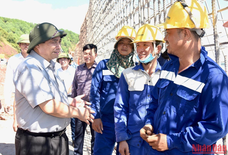 Thủ tướng thăm hỏi, động viên công nhân đang thi công trên công trường giữ gìn sức khỏe.