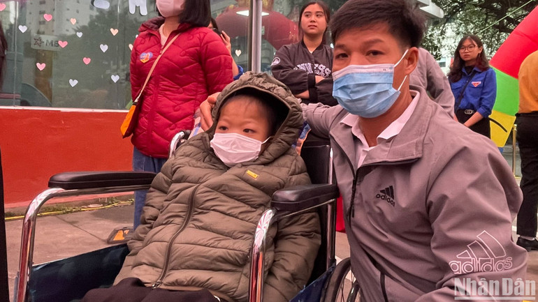 Bé Dương Đức H. đã có 7 năm mắc bệnh suy thận khiến em liệt toàn thân.