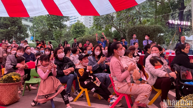 Hàng nghìn bệnh nhi thưởng thức âm nhạc và nhận phần quà Tết.