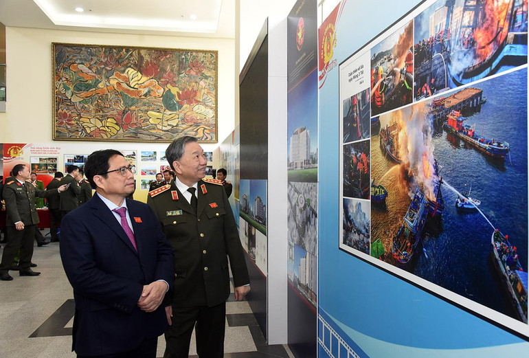 Thủ tướng Phạm Minh Chính và Đại tướng Tô Lâm, Bộ trưởng Công an xem trưng bày ảnh về các hoạt động của lực lượng Công an.