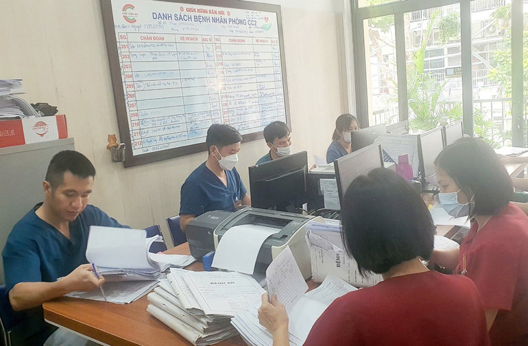 Bệnh án giấy hàng trăm trang, vất vả trong công tác chuyên môn.