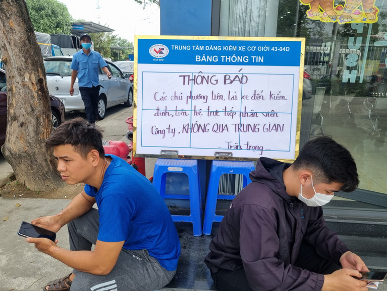 Quy định của Trung tâm đăng kiểm được thông báo tại bảng.