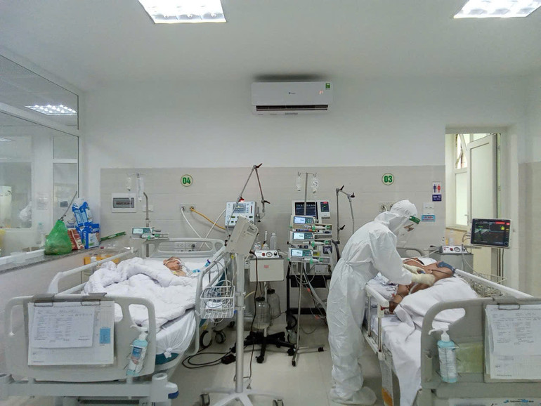 Nhân viên y tế tại Viện Lâm sàng các Bệnh truyền nhiễm chăm sóc người bệnh mắc Covid-19 nặng.