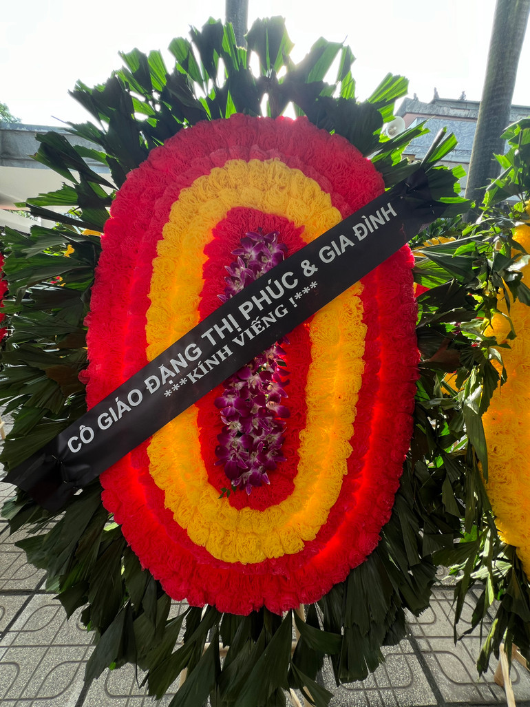Vòng hoa của gia đình cô Đặng Thị Phúc kính viếng Tổng Bí thư.