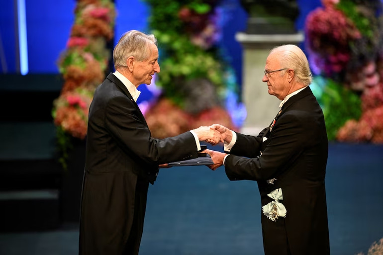 Giáo sư Hinton nhận giải Nobel Vật lý tại buổi lễ được tổ chức vào ngày 10/12/2024. Trước đó, vào đầu tháng 10, ông được công bố là đồng Chủ nhân Giải Nobel Vật lý năm nay. (Ảnh: Globe and Mail).