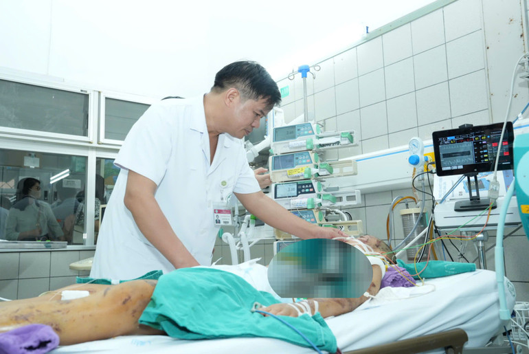 Phó Giáo sư, Tiến sĩ Đào Xuân Cơ trực tiếp thăm khám và chỉ đạo hội chẩn để tìm ra phương pháp điều trị tối ưu cho bệnh nhi.