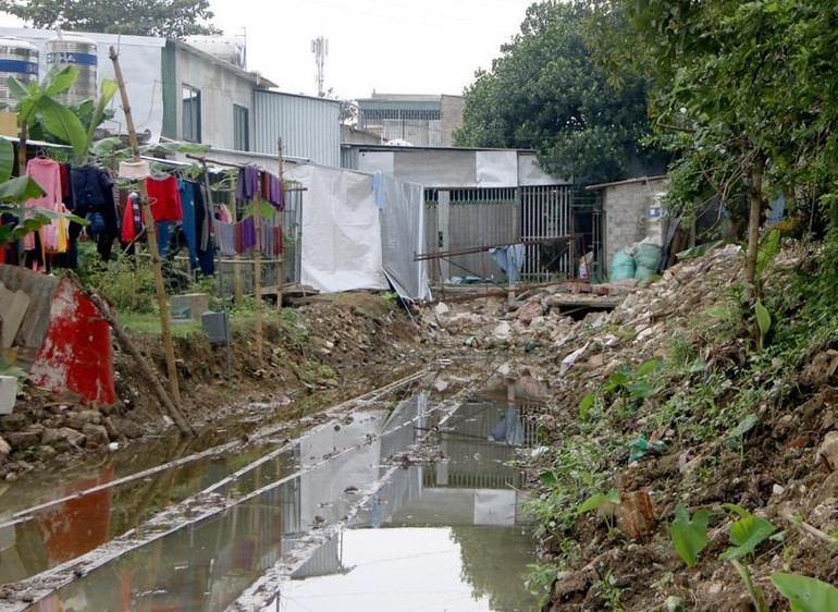 Đoạn cuối ga Nghĩa Đàn bị các hộ dân làm nhà, mái che lấn trên đường ray và chỗ quay đầu toa xe. (Ảnh: TIẾN ĐÔNG)