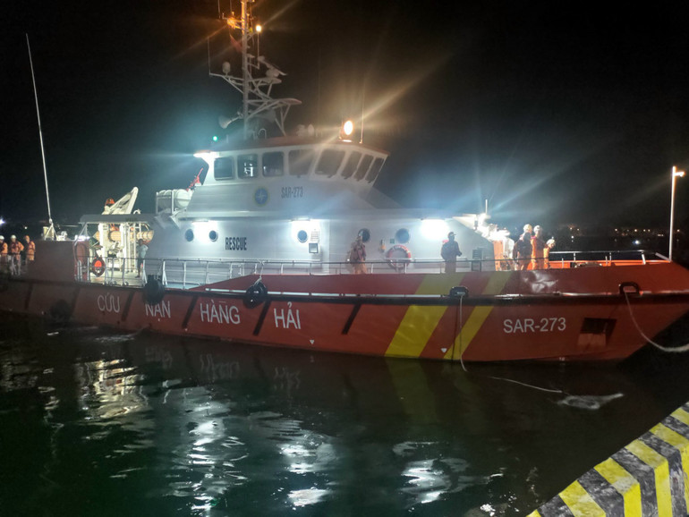 Xuyên đêm cứu ngư dân bị đau ruột thừa trên biển.