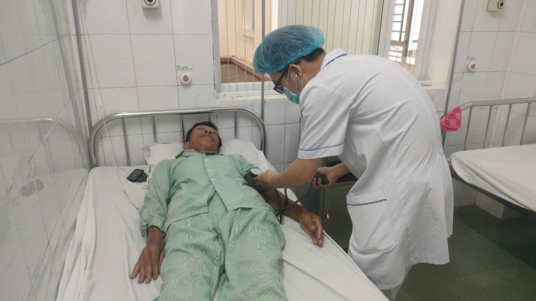 Bệnh nhân được đưa về bờ kịp thời, bảo toàn tính mạng.