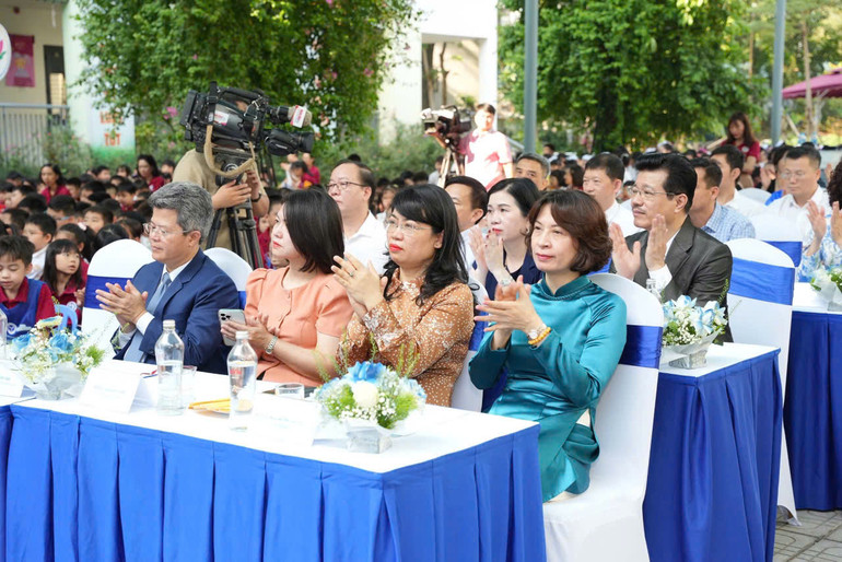 Các đại biểu tham dự chương trình sáng 7/10.