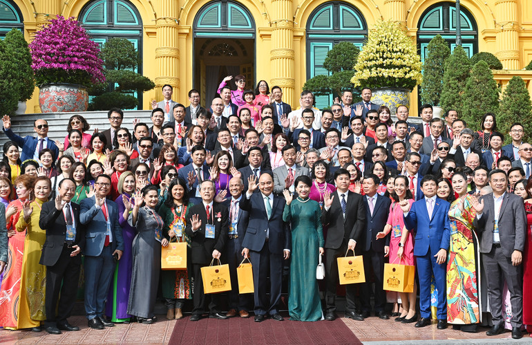 Chủ tịch nước Nguyễn Xuân Phúc và Phu nhân với các đại biểu kiều bào dự Chương trình Xuân Quê hương 2023, tại Phủ Chủ tịch.