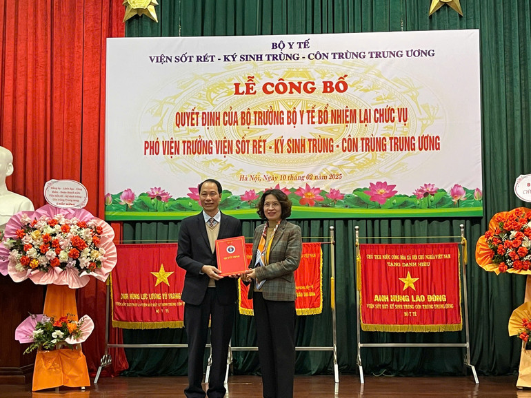 Thứ trưởng Nguyễn Thị Liên Hương trao quyết định bổ nhiệm lại vị trí Phó Viện trưởng phụ trách chuyên môn Viện Sốt rét-Ký sinh trùng-Côn trùng Trung ương cho Tiến sĩ Nguyễn Quang Thiều.