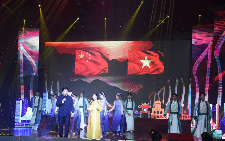 Tiết mục ca nhạc mở đầu chương trình do nghệ sĩ Việt Nam-Trung Quốc biểu diễn.