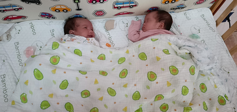 Chị H.T.T.T hạnh phúc khi đón 2 bé song sinh sau nhiều năm hiếm muộn.