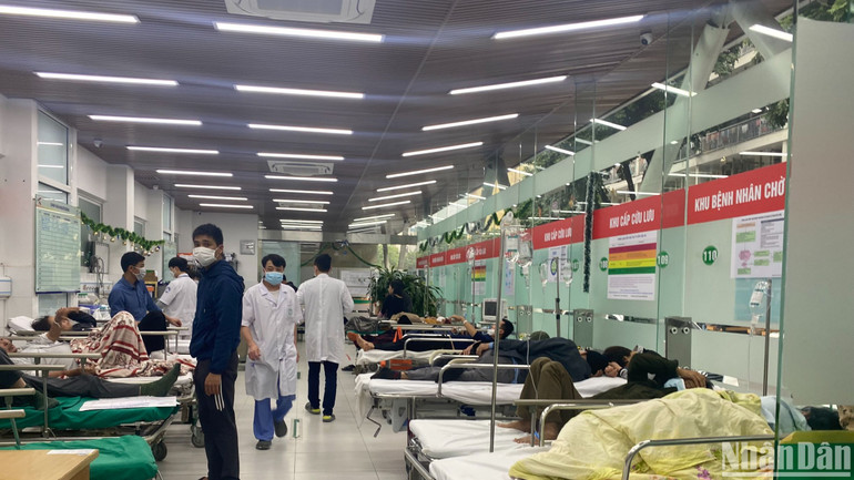 Bệnh nhân nằm tại Trung tâm cấp cứu A9, Bệnh viện Bạch Mai tăng do thời tiết lạnh và ẩm. Bệnh nhân nằm tại Trung tâm cấp cứu A9, Bệnh viện Bạch Mai tăng do thời tiết lạnh và ẩm.