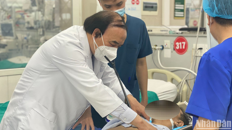 PGS, TS Nguyễn Văn Chi khám cho bệnh nhân. PGS, TS Nguyễn Văn Chi khám cho bệnh nhân.