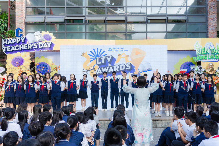 Phần trình diễn đầy xúc động của các em học sinh.