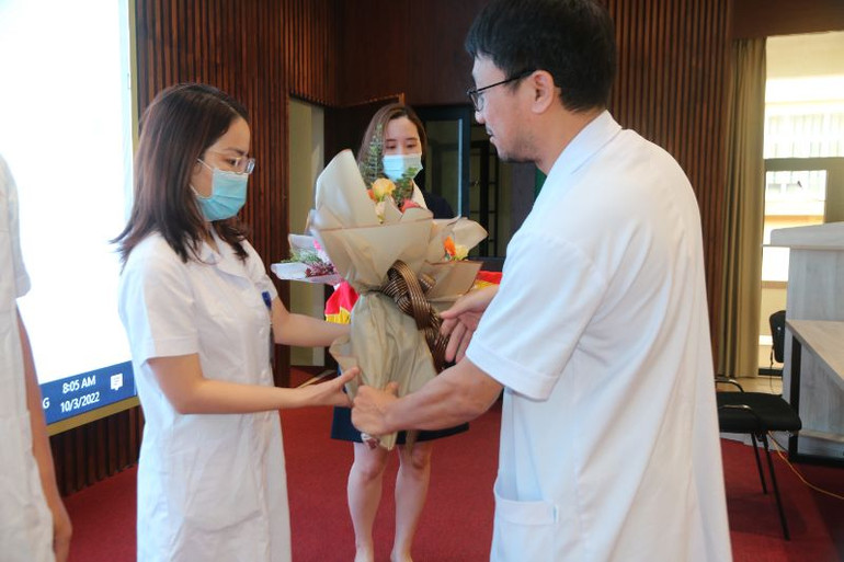 Bác sĩ trẻ Trần Thị Hải Hà, Khoa Phụ sản nhận hoa chúc mừng từ Giám đốc Bệnh viện E.
