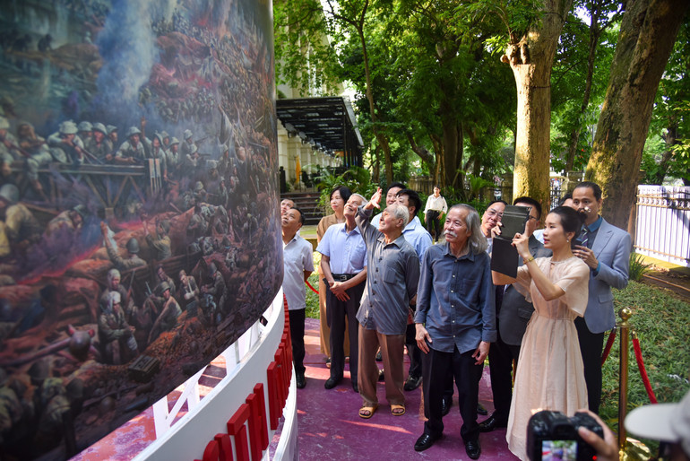 Họa sĩ Lương Xuân Đoàn cùng các vị quan khách tham quan triển lãm.