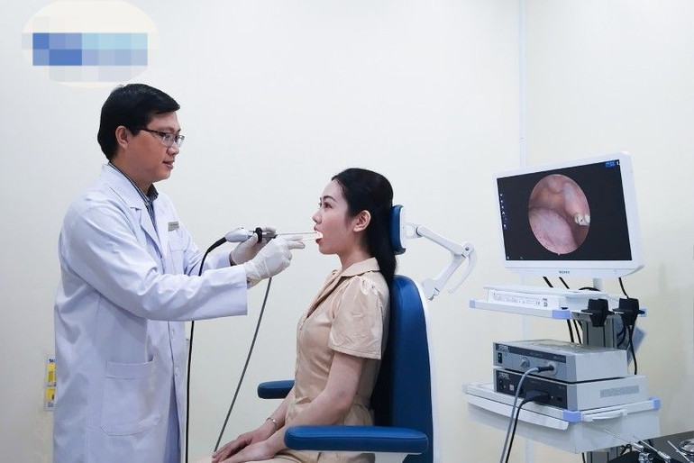Bác sĩ Phát nội soi họng cho một người bệnh.