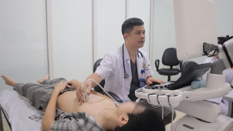Bác sĩ siêu âm tim cho bệnh nhi.