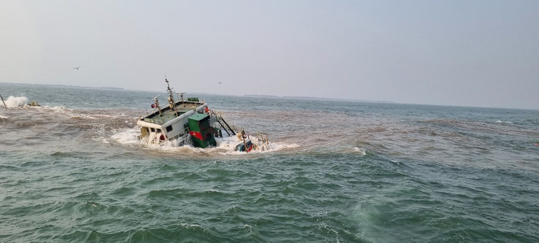 Hình ảnh tàu SUNRISE 268 đang chìm dần.