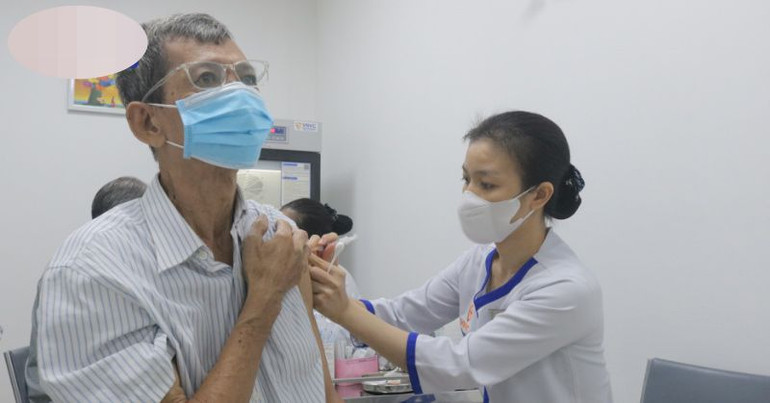 Tiêm vaccine uốn ván cho người dân.