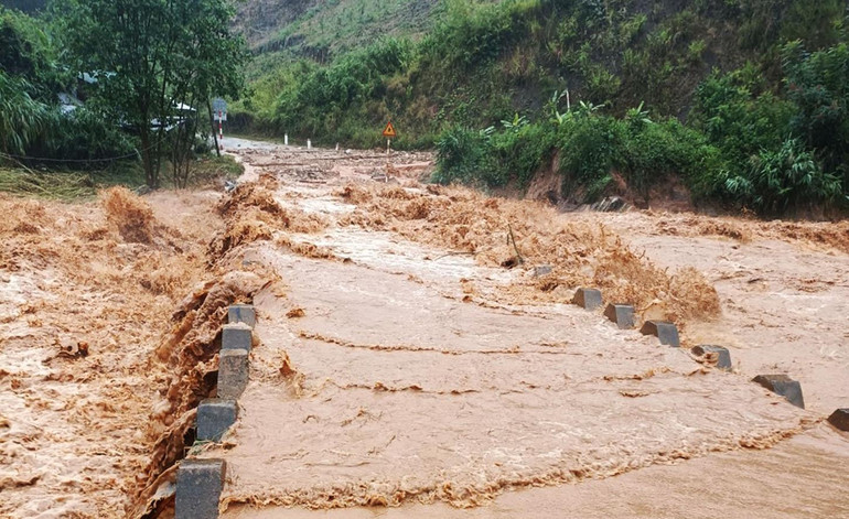 Cầu tràn trên Quốc lộ 40B nối hai xã Tê Xăng và Măng Ri bị nước lũ tạm thời chia cắt.