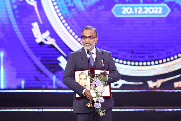 Giải thưởng dành cho nhà khoa học đến từ nước đang phát triển được trao cho Giáo sư Thalappil Pradeep đến từ Ấn Độ.