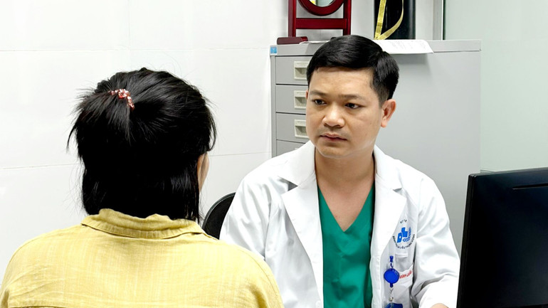 Thạc sĩ, bác sĩ Nguyễn Đình Quân, Phó Trưởng Khoa Phẫu thuật tạo hình thẩm mỹ và phục hồi chức năng, Bệnh viện Da liễu Trung ương tư vấn cho người bệnh.