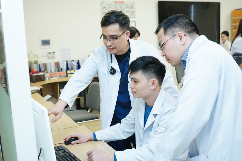Các bác sĩ hội chẩn để đưa ra phương án tốt nhất cho người bệnh.