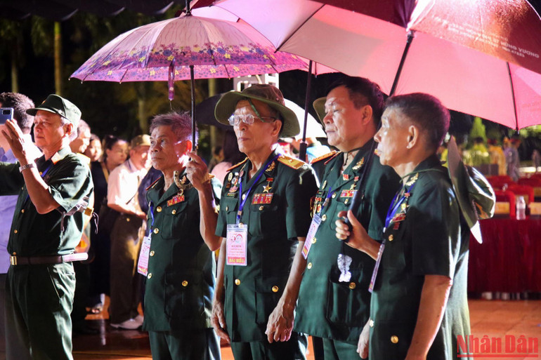 Cựu chiến binh khắp mọi miền đất nước về thăm lại Thành cổ Quảng Trị nhân kỷ niệm 50 năm sự kiện 81 ngày đêm chiến đấu bảo vệ nơi này.