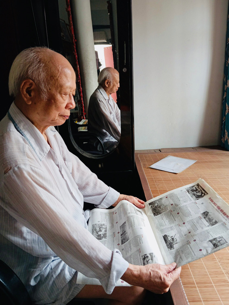 PGS, TS Hồ Đông Lĩnh, 90 tuổi ở số nhà 27, đường tiếp giáp dịch vụ 4 Văn Phú, Phường Phú La, Hà Đông, Hà Nội đang đọc phụ san.