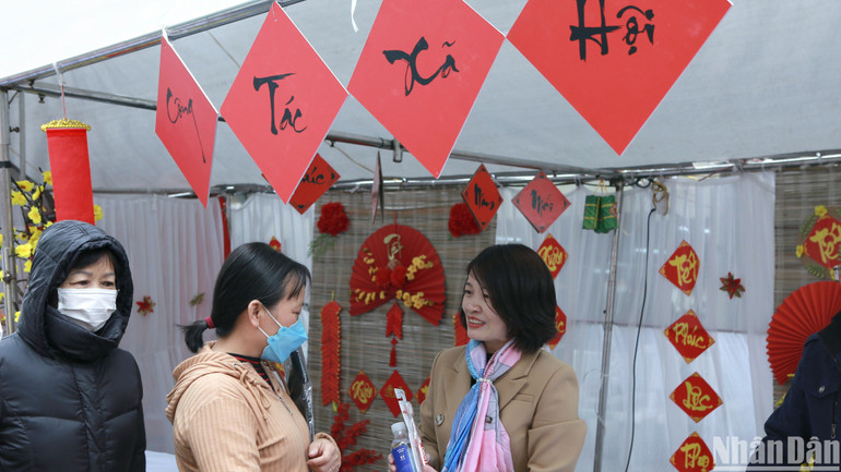 Phòng Công tác xã hội triển khai "Gian hàng 0 đồng" tặng bệnh nhân những đồ dùng thiết yếu.