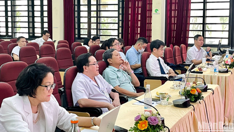 Các chuyên gia nghe giới thiệu kỹ thuật mới. (Ảnh: T.H)