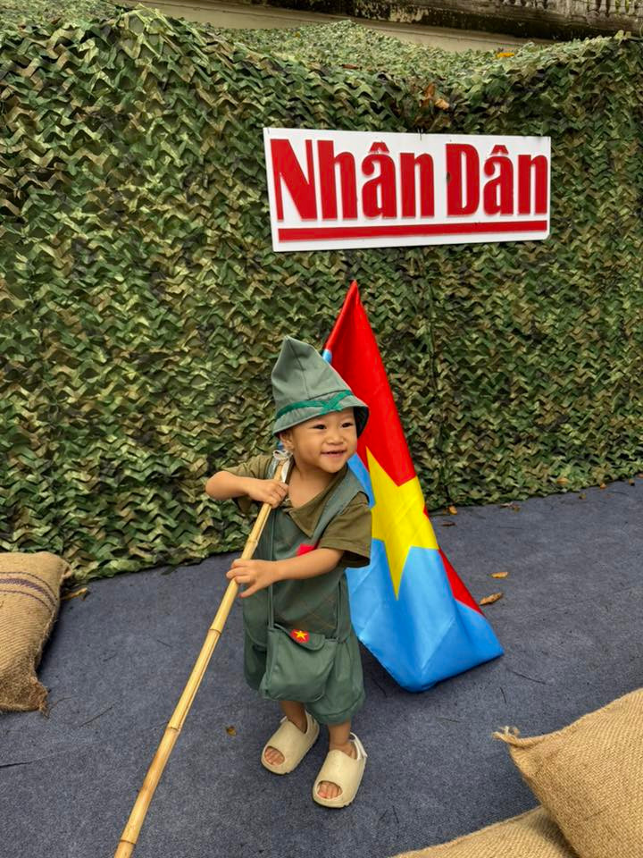 Nhiều bạn nhỏ được cha mẹ cho tới tham quan triển lãm.